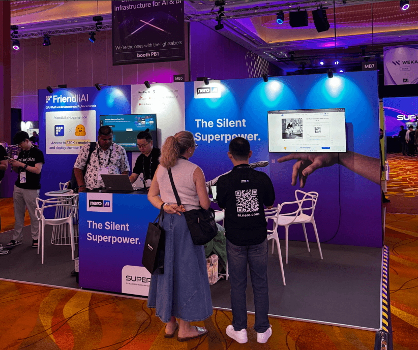 Showcasing the product via screen mirroring at the SuperAI exhibition.